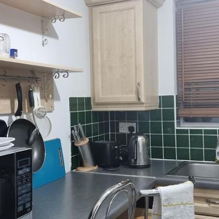 2 Bedroom Apartment - Greater London Dagenham Exterior photo